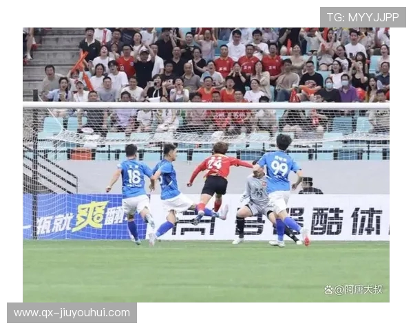 展现绿茵激情瞬间记录球员完美起脚足球踢球姿势之美